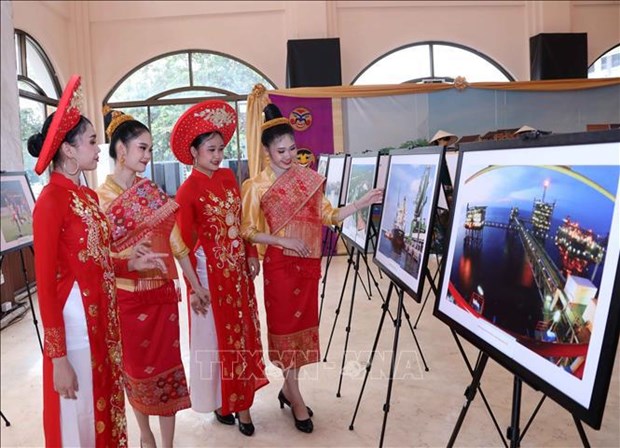 Photos featuring Vietnam’s beauty on display in Laos hinh anh 3