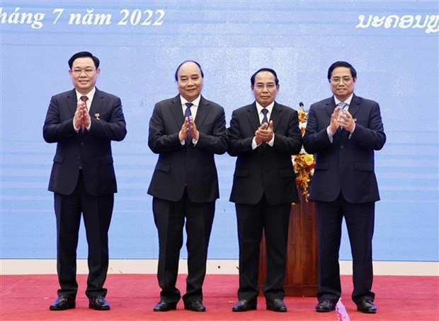 Senior Vietnamese leaders receive Orders of Laos hinh anh 1