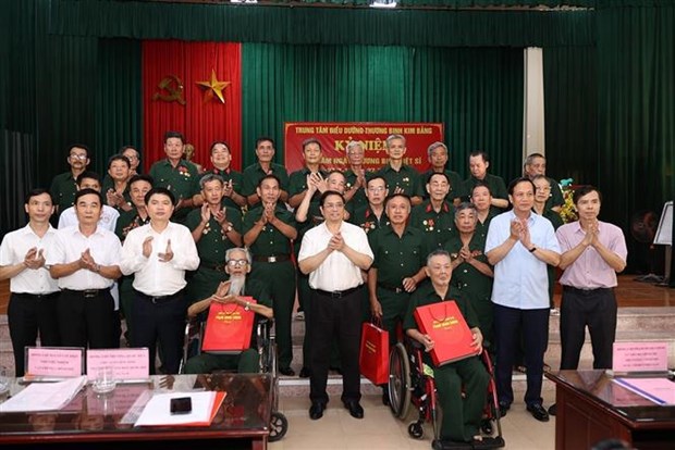 Prime Minister presents gifts to war invalids in Ha Nam province hinh anh 1