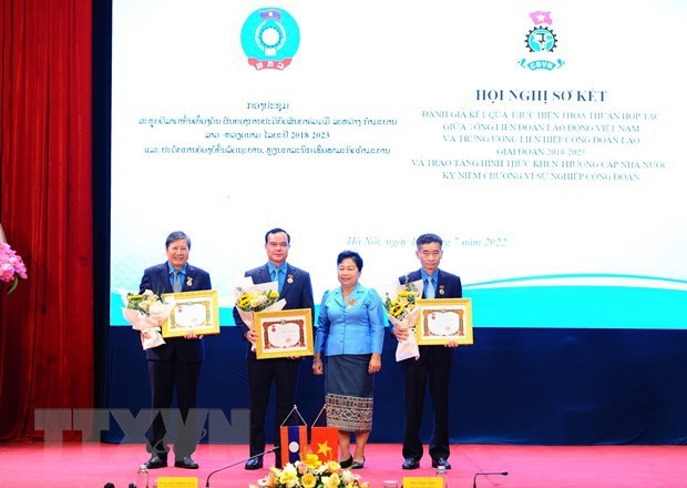 Vietnam, Laos step up training of trade union officials hinh anh 1