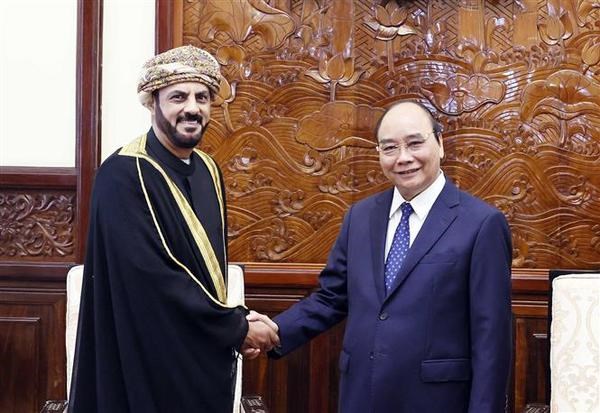 President hosts outgoing Omani, Czech ambassadors hinh anh 1