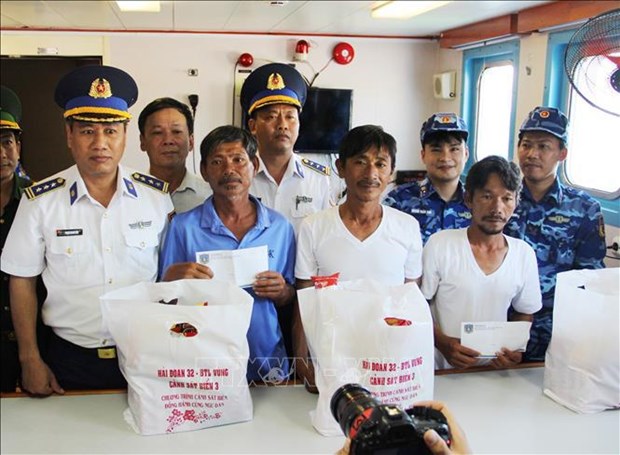 Vietnam Coast Guard ship brings four rescued fishermen to land hinh anh 1