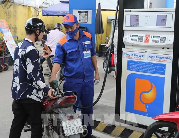 Petrol prices plunge for third consecutive time hinh anh 1
