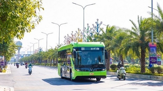 Electric buses help improve public transport quality of Hanoi hinh anh 1