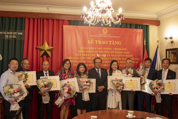 Vietnamese expats in Czech Republic honoured for contributions to homeland hinh anh 1