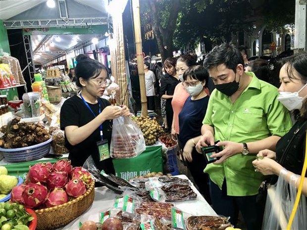 Fair treats visitors to Hanoi’s OCOP goods, farm produce hinh anh 1