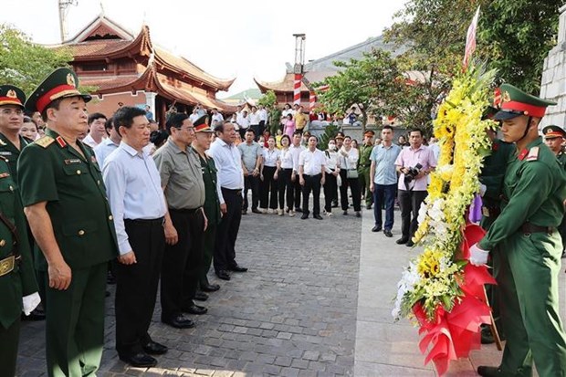 PM attends art programme marking War Invalids and Martyrs Day in Nghe An hinh anh 2