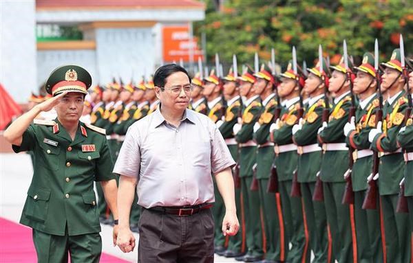 Prime Minister visits Military Region 4 hinh anh 1