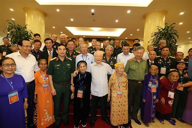 Party chief meets revolution contributors hinh anh 1