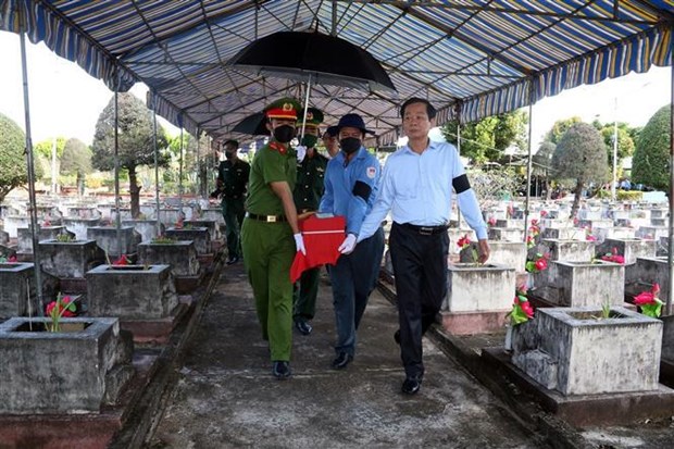 Southern provinces hold reburial, memorial services for fallen soldiers hinh anh 2