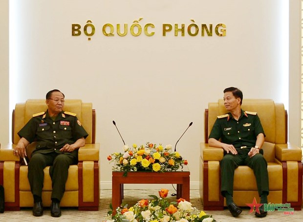 Personnel training a strategic issue in Vietnam - Lao defence ties: official hinh anh 1