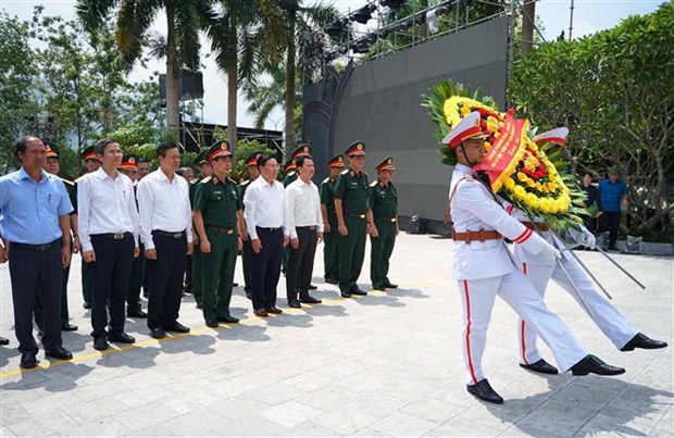 Deputy PM pays homepage to martyrs in Ha Giang province hinh anh 2