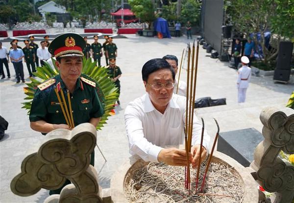 Deputy PM pays homepage to martyrs in Ha Giang province hinh anh 1