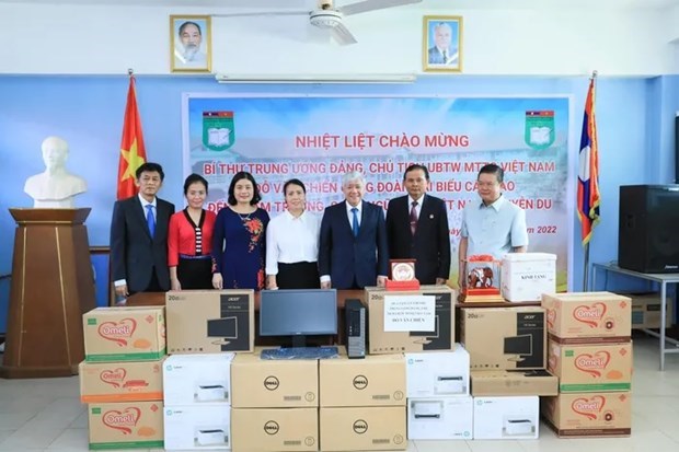 Gifts presented to Nguyen Du bilingual school in Laos hinh anh 1