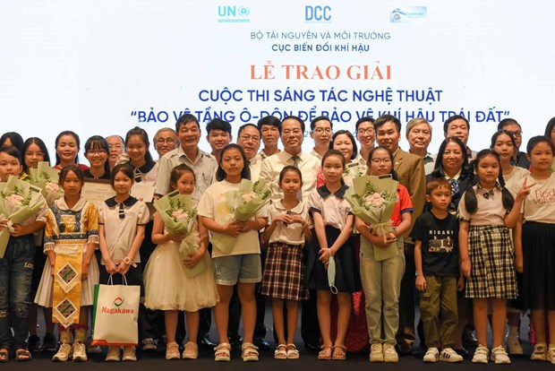 Prizes presented to winners of art contest on ozone layer protection hinh anh 1
