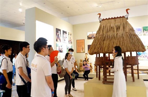 Young OVs pay tribute to heroic mothers in Quang Nam hinh anh 1