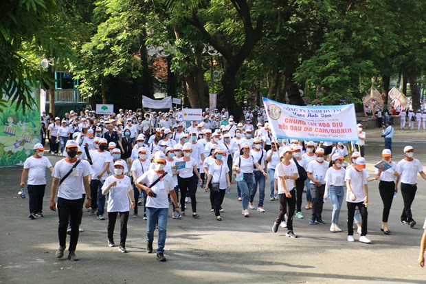Over 5,000 people walk for AO victims in HCM City hinh anh 1