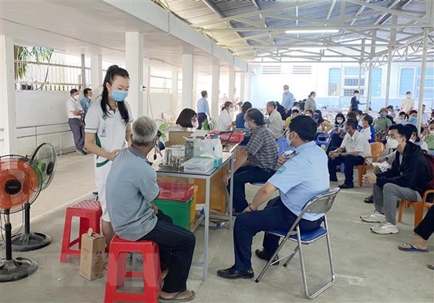 Vietnam confirms 2,017 new COVID-19 cases on August 2 hinh anh 1