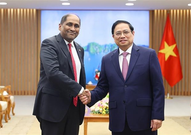 PM suggests Singaporean firms expand investments in Vietnam hinh anh 1