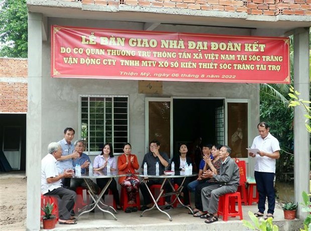 Vietnam News Agency joins hands to support AO victim in Soc Trang hinh anh 1