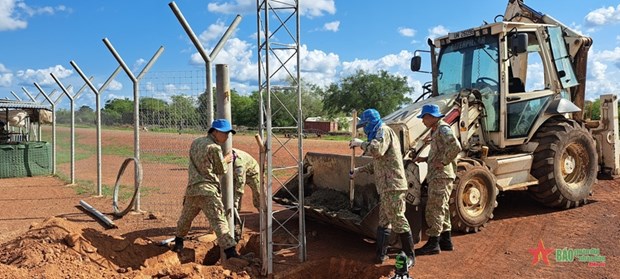 Vietnam’s peacekeepers install security fencing in Abu Qussa hinh anh 2