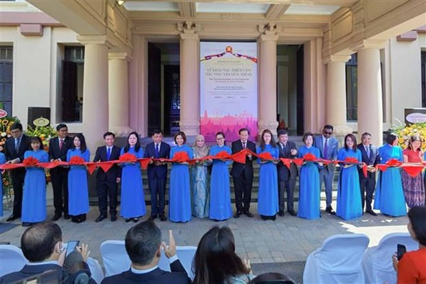 Exhibition highlighting ASEAN’s cultural colours opens in Hanoi hinh anh 2