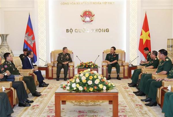 Cambodian military delegation visits Vietnam hinh anh 3