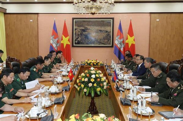 Cambodian military delegation visits Vietnam hinh anh 2