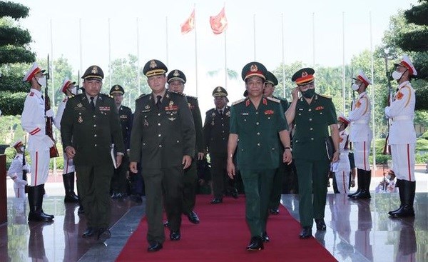 Cambodian military delegation visits Vietnam hinh anh 1