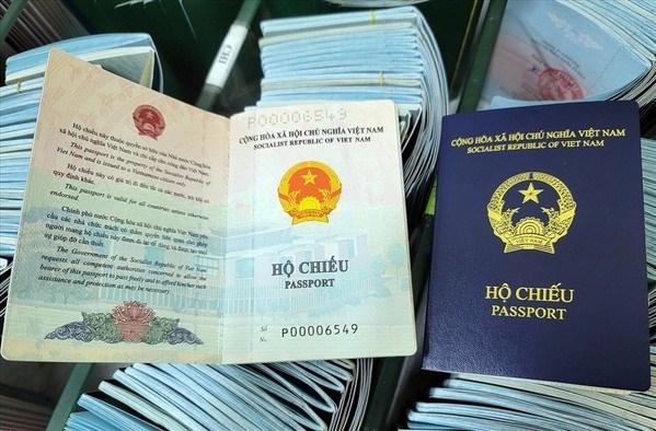 Spain accepts Vietnamese new passports hinh anh 1