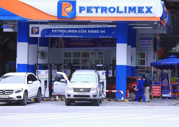 Petrolimex applies solutions to cope with big fluctuations in petrol prices hinh anh 1