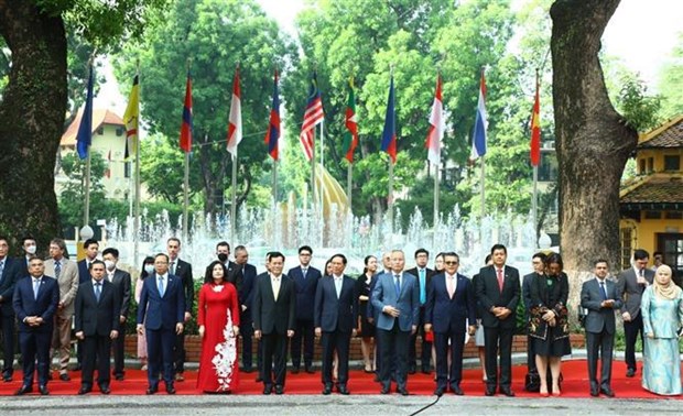 Flag raised in Hanoi to mark ASEAN’s 55th founding anniversary hinh anh 2
