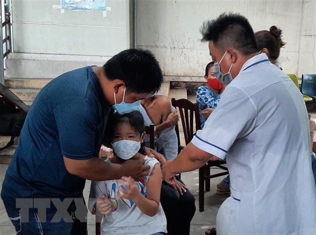 Vietnam logs 2,340 COVID-19 cases on August 9 hinh anh 1