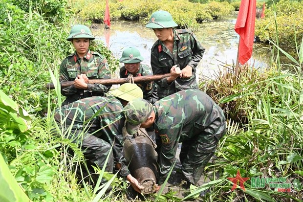 Big bomb successfully removed in Quang Ninh hinh anh 1