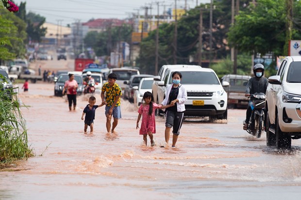Flood wreaks havoc on central, southern Laos hinh anh 1