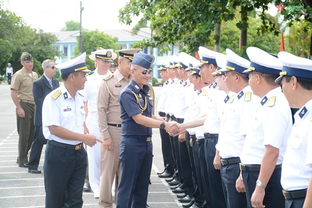 Foreign military attaches visit naval brigade in Quang Ninh hinh anh 1