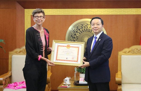 Norwegian Ambassador honored with environmental award hinh anh 2