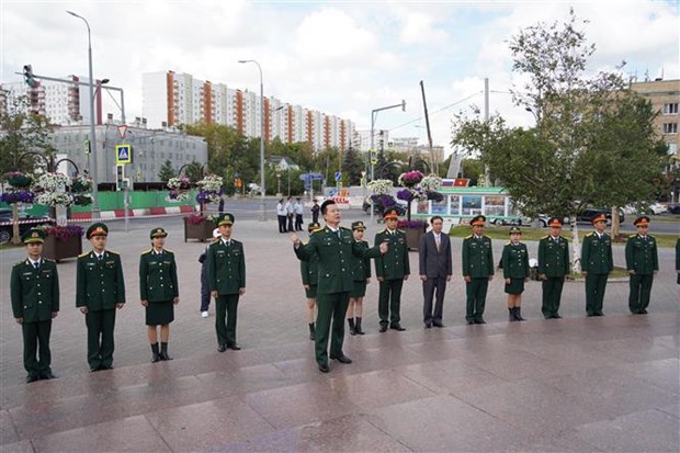 Vietnamese delegation pays tribute to late President in Russia hinh anh 1