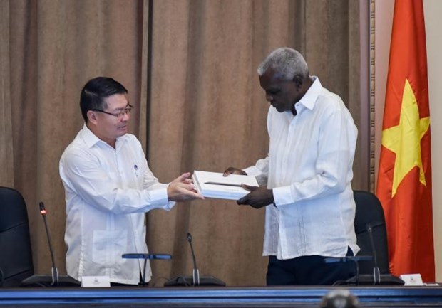 Cuban National Assembly receives gifts from Vietnamese counterpart hinh anh 1