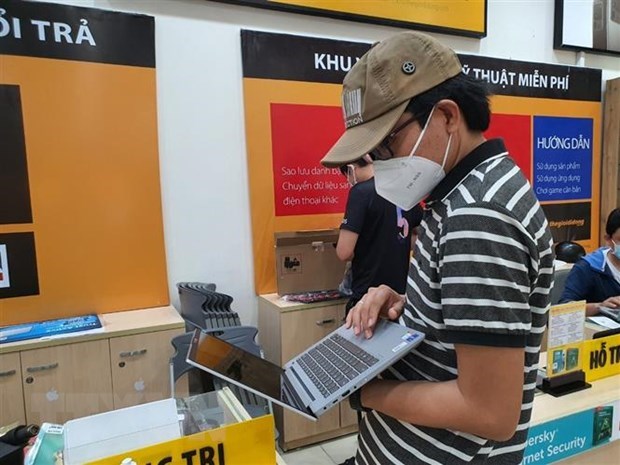 Tech-product distributors, retailers see strong rebound in July hinh anh 1