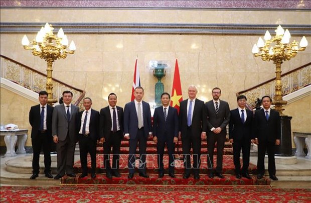 Party officials visit UK for improved strategic partnership hinh anh 1