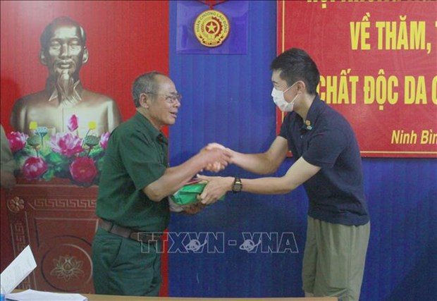 Japanese association presents gifts to AO victims in Ninh Binh hinh anh 1