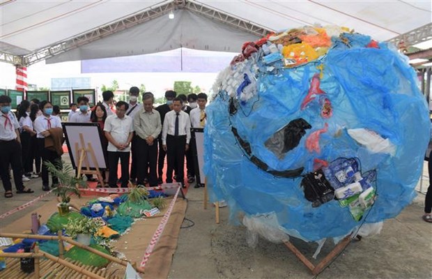 Exhibition aims to raise public awareness about plastic waste reduction hinh anh 2