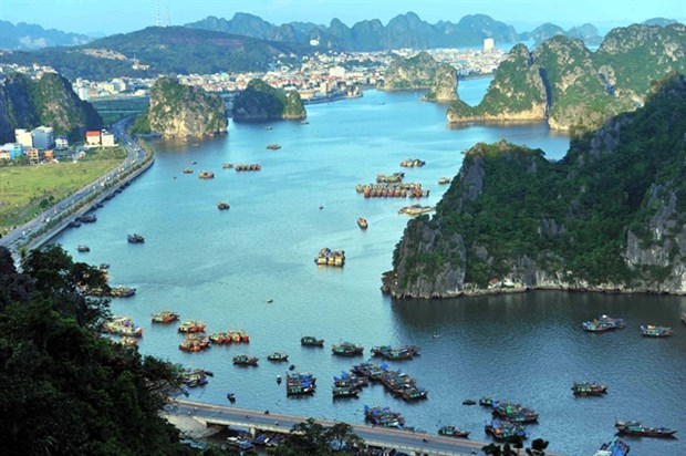 Ha Long Bay among top ten best destinations in the world hinh anh 1