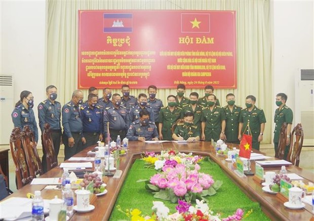 Vietnamese, Cambodian provinces strengthen cooperation in border protection hinh anh 1