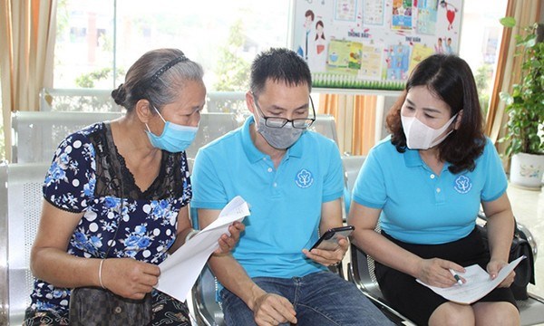 First Hanoi district to help the poor participate in voluntary social insurance hinh anh 1
