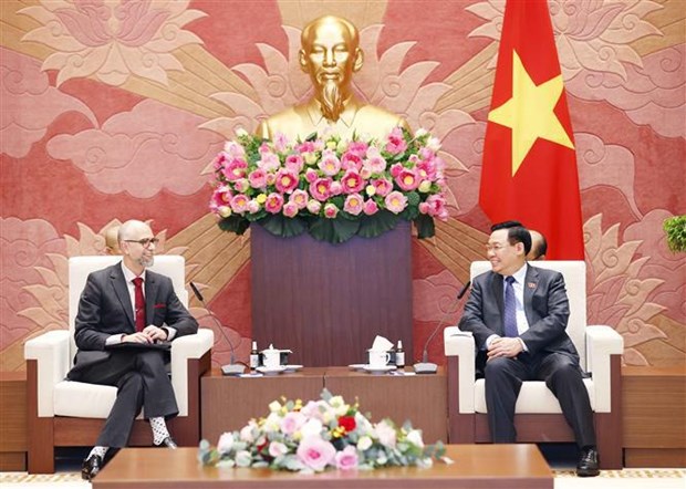 NA leader welcomes new Canadian Ambassador to Vietnam hinh anh 1