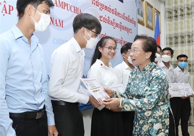 Scholarships presented to Cambodian students in Vietnam hinh anh 1