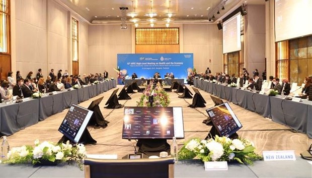 Vietnam shares experience in balancing health, economic targets at APEC meeting hinh anh 1