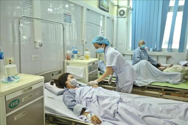 PM requests stronger COVID-19 control measures amid complicated pandemic developments hinh anh 2